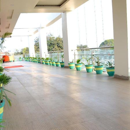 Vaishnavi Clarks Inn Buxar Kültér fotó